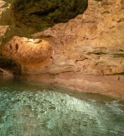 Tapolcai-tavasbarlang Látogatóközpont