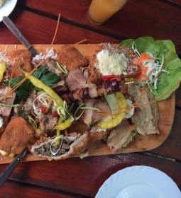 Hármaskönyv Fogadó étterme