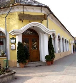 Sárga Csikó Étterem és Panzió