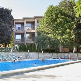 Hotel Villa Pax Balatonalmádi - Medence/kert