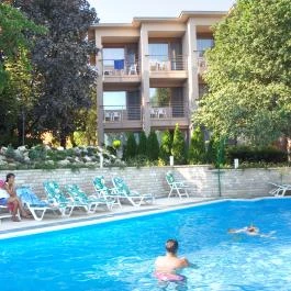 Hotel Villa Pax Balatonalmádi - Medence/kert
