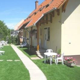 Lala Apartmanok Balatonboglár - Medence/kert