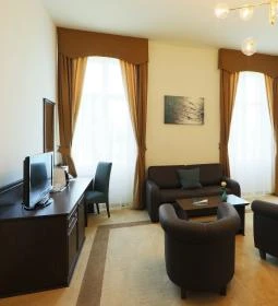 Ipoly Hotel Boutique Rooms & Suites