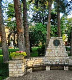 Emlékpad Blaháné emlékére