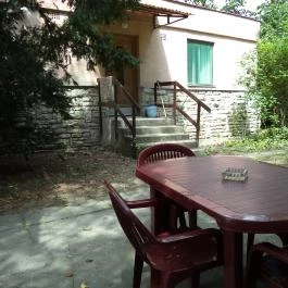 Parti Sétány Vendégház Balatonkenese - Medence/kert