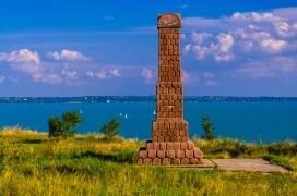 Soós Lajos emlékoszlop Balatonkenese