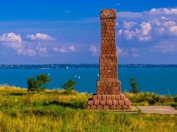 Soós Lajos emlékoszlop Balatonkenese