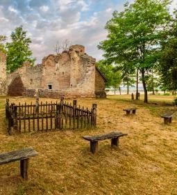 82. legjobb látnivaló: Rádligeti Árpád-kori romtemplom