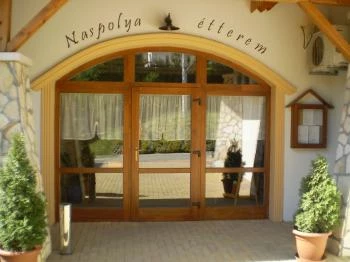 Naspolya Étterem & Panzió Bátaapáti