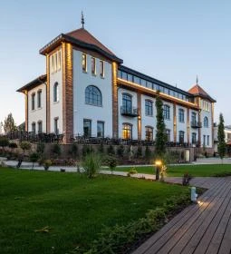Bordűr Wellness Hotel és Szőnyegmúzeum