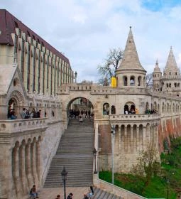 Nyomozz velünk városnéző detektívkaland: Mentsétek meg Erzsébet királynét!