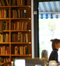 Kelet Kávézó & Galéria