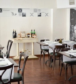 Stelázsi Kávézó, Étterem & Borbár