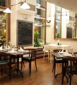 Stelázsi Kávézó, Étterem & Borbár