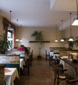 Tabáni Kakas Étterem