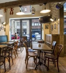 á table! - Madách tér