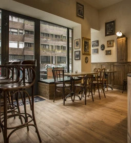 á table! - Madách tér