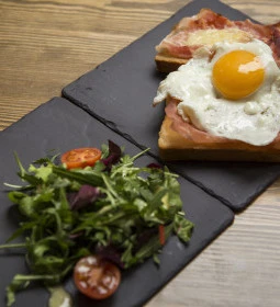 á table! - Madách tér