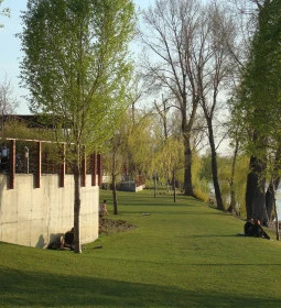 Vakvarjú Beach Bistro