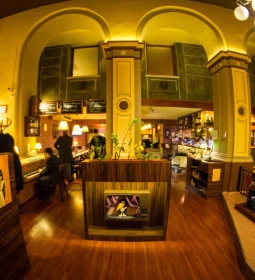 Vakvarjú Étterem - Pest