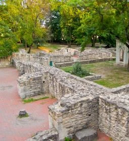 Középkori domonkosrendi kolostor és királyi udvarház