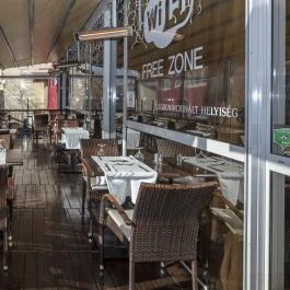 Hotel Charles Budapest - Medence/kert