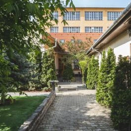 Hotel Karin Budapest - Medence/kert