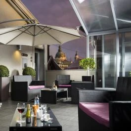 Opera Garden Hotel & Apartments Budapest - Medence/kert