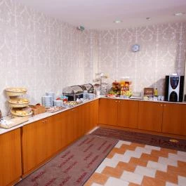 Six Inn Hotel Budapest - Vendéglátás