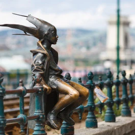 Kiskirálylány szobor Budapest - Külső kép