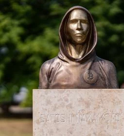 Satoshi Nakamoto szobra