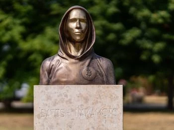 Satoshi Nakamoto szobra Budapest