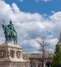 Szent István király lovasszobra - Szentháromság tér