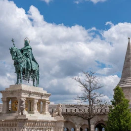 Szent István király lovasszobra - Szentháromság tér Budapest - Külső kép