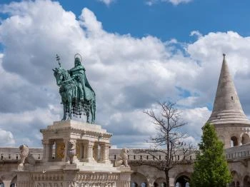Szent István király lovasszobra - Szentháromság tér Budapest