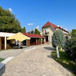 Bajor Panzió Aparthotel Bük, Bükfürd? - Medence/kert