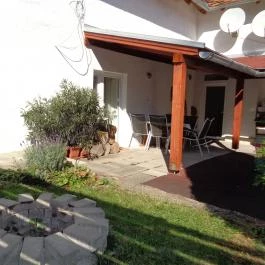 Hegyalja Apartman Cák - Medence/kert