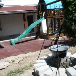 Hegyalja Apartman Cák - Medence/kert