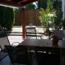 Hegyalja Apartman Cák - Medence/kert