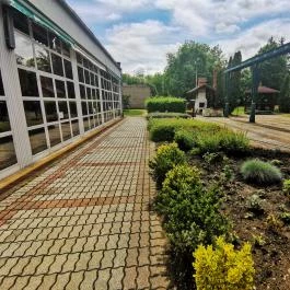 Hotel Nagyerdő Debrecen - Medence/kert