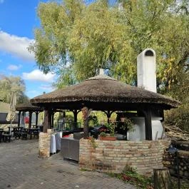 Sári Udvar Dunakiliti - Medence/kert