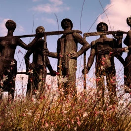 Aratók-szobor Dunaújváros - Külső kép