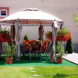 Almafa Apartmanház Eger - Medence/kert