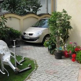 Ámor Apartman Eger - Medence/kert