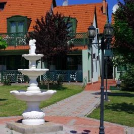 Bacchus Panzió Eger - Medence/kert