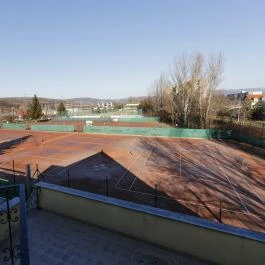 Invest Vendégház Eger - Medence/kert