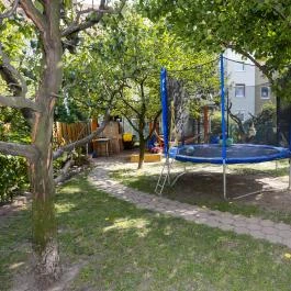 Kedves Vendégház Eger - Medence/kert