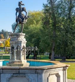 Szőlőt taposó lány szobra Eger