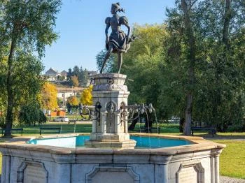 Szőlőt taposó lány szobra Eger Eger