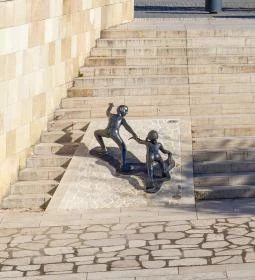 Vicuska és Gergő szobra